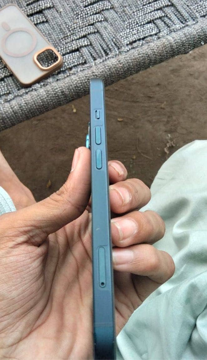 Apple iPhone 13 8
