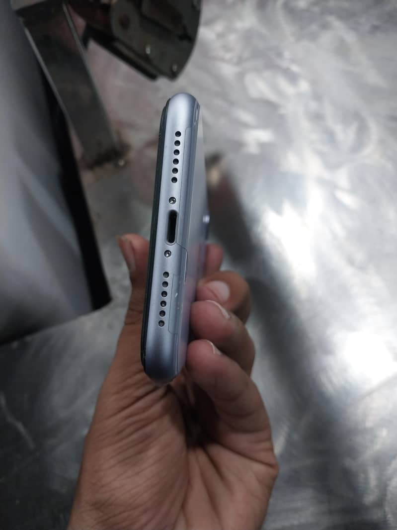 Apple iPhone 11 3