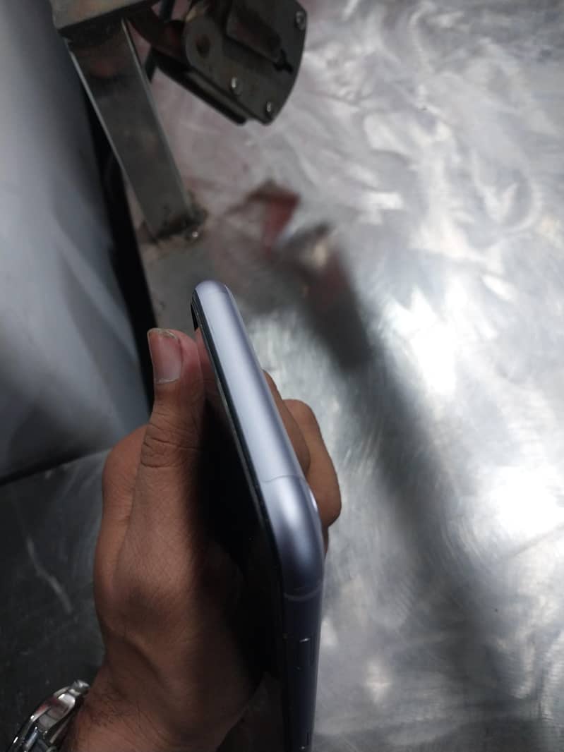 Apple iPhone 11 4