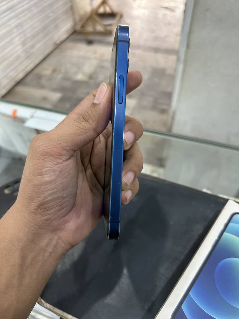 Apple iPhone 12 4