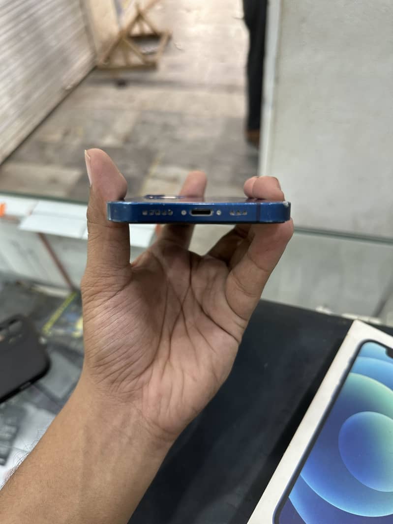 Apple iPhone 12 6