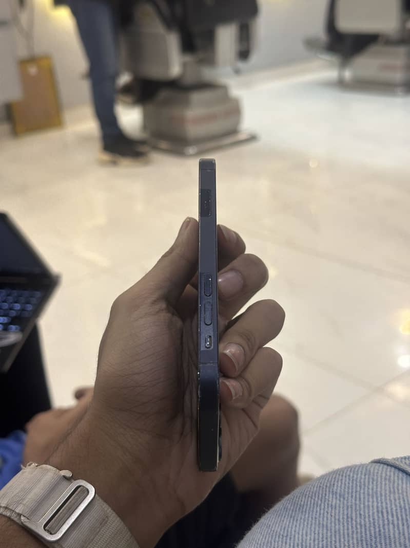 Apple iPhone 12 mini 0