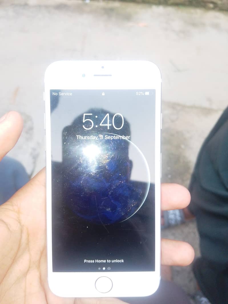 Apple iPhone 16e 1
