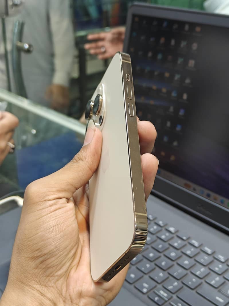 Apple iPhone 14 Pro 2