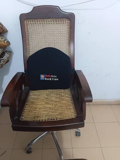 Office table and  Chairs in Excellent Condition looks like new