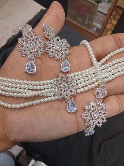 choker set available haa