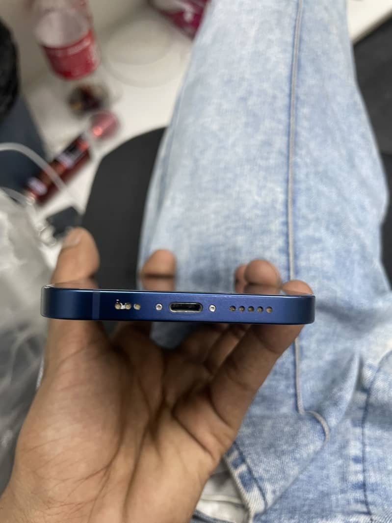 Apple iPhone 12 4