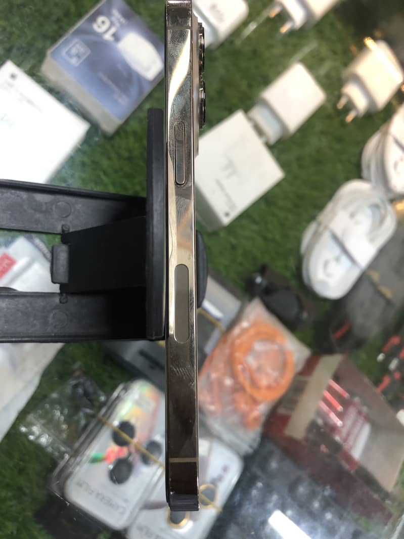 Apple iPhone 13 Pro 4