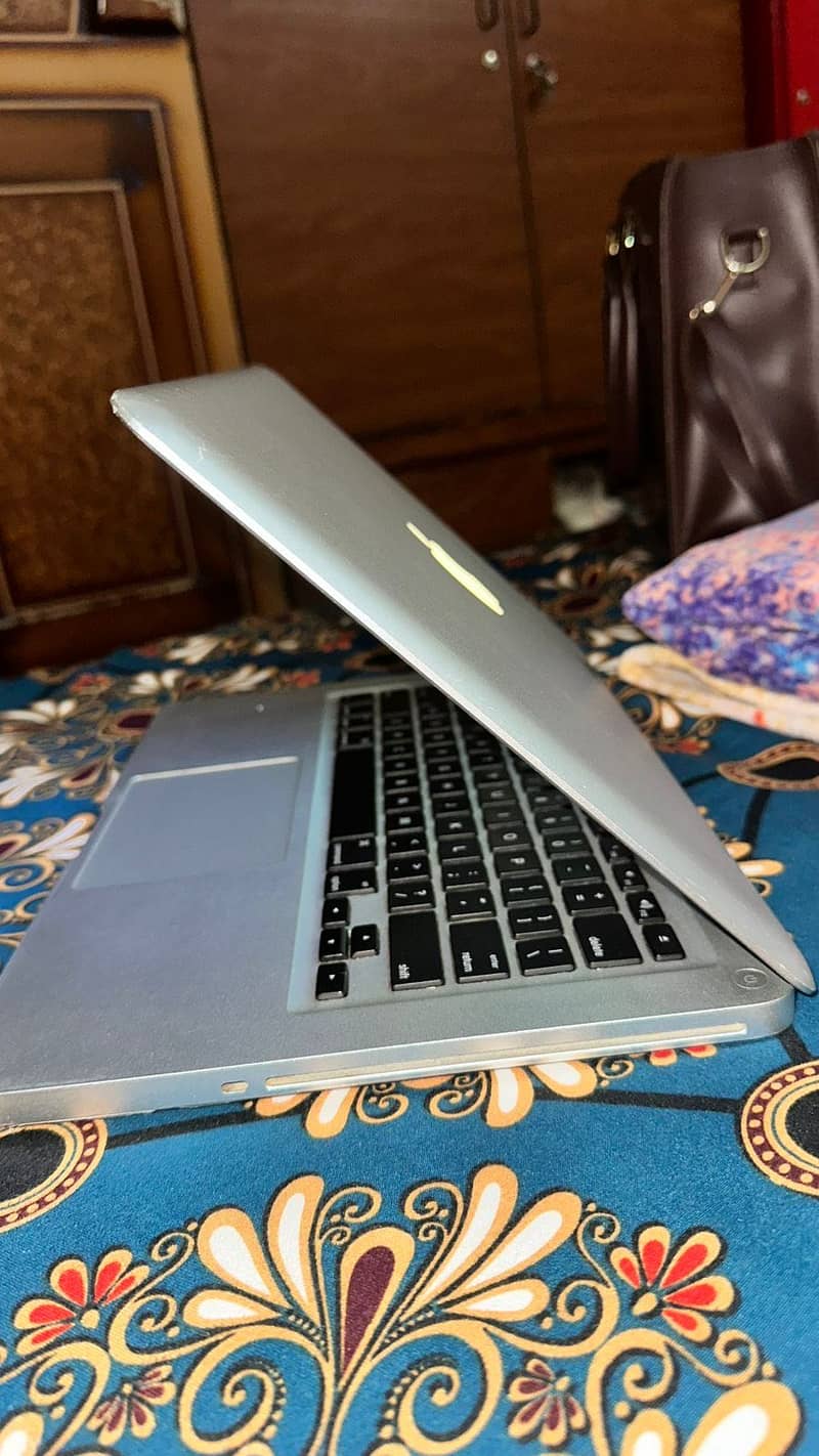 Apple mac book 1