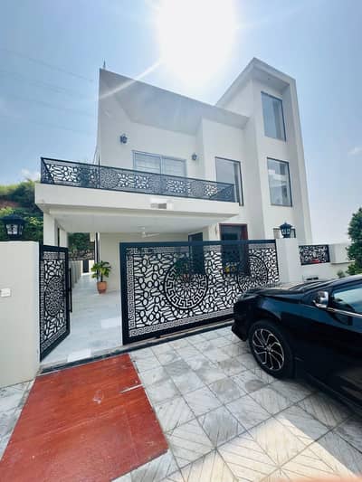 10 Marla Spacious House Is Available In Bahria Town Phase 8 - Block A1 For sale