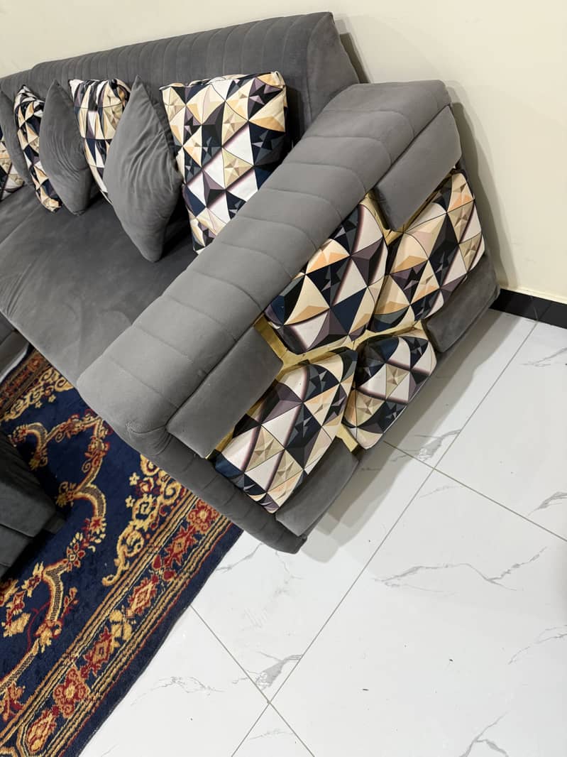 L shape Sofa set with an extra table 1