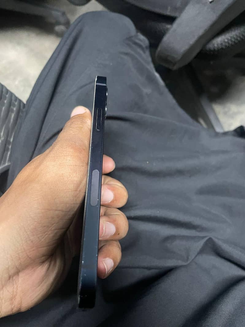Apple iPhone 12 4