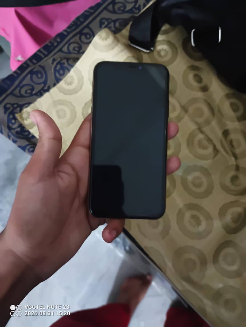 Apple iPhone XS 4