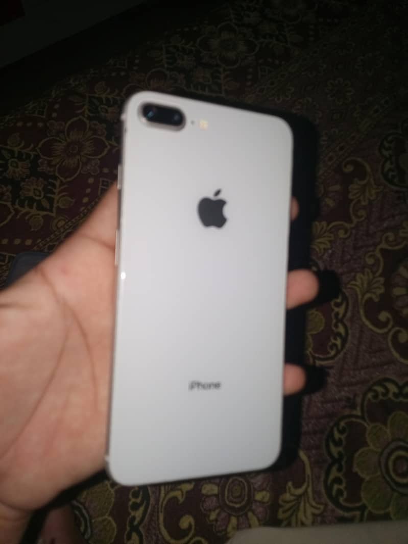 Apple iPhone 8 Plus 3