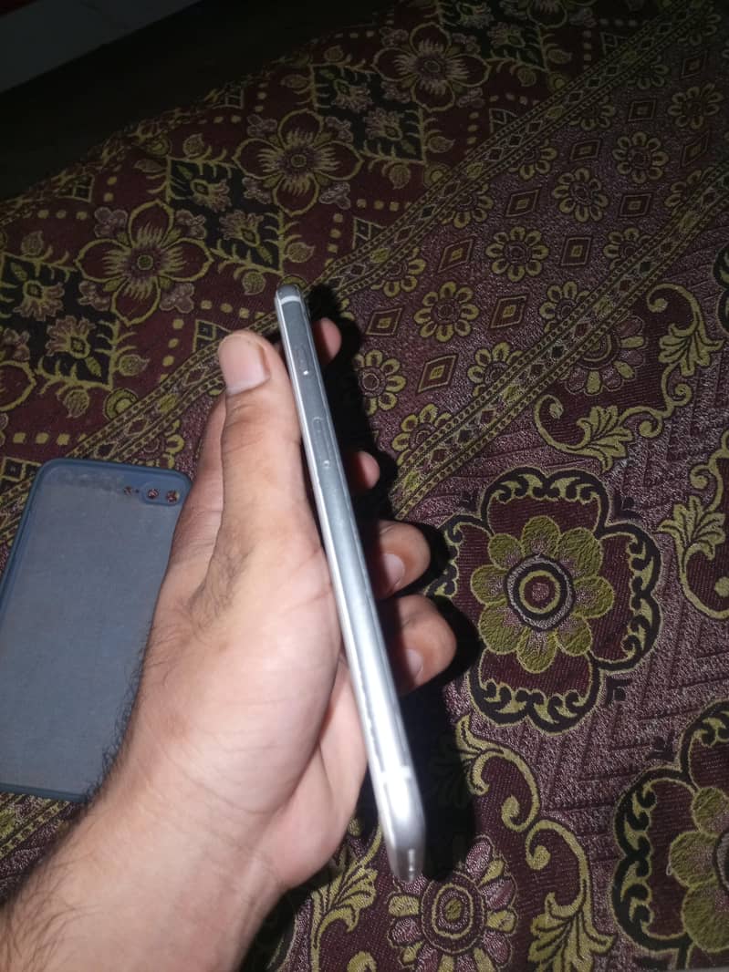 Apple iPhone 8 Plus 4