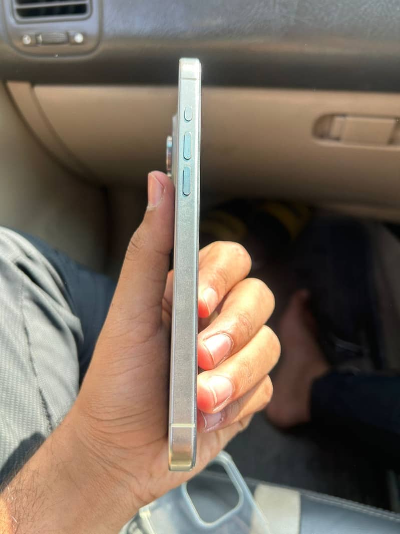 Apple iPhone 15 Pro Max 4