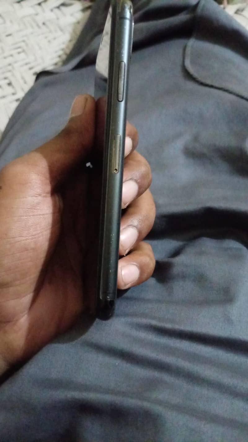 Apple iPhone X 4