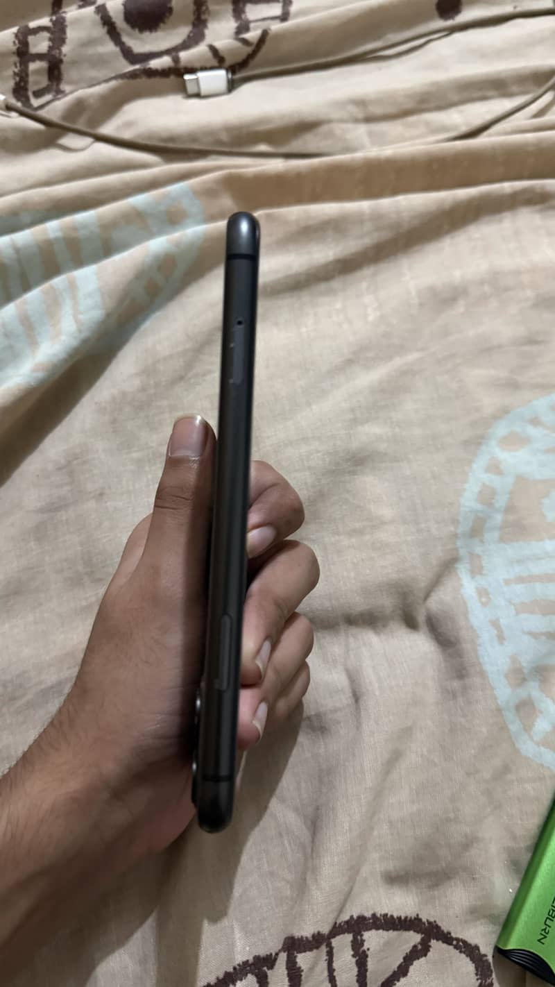 Apple iPhone 11 4