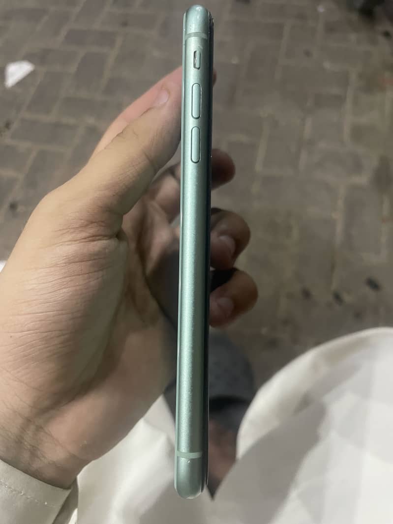 Apple iPhone 11 4