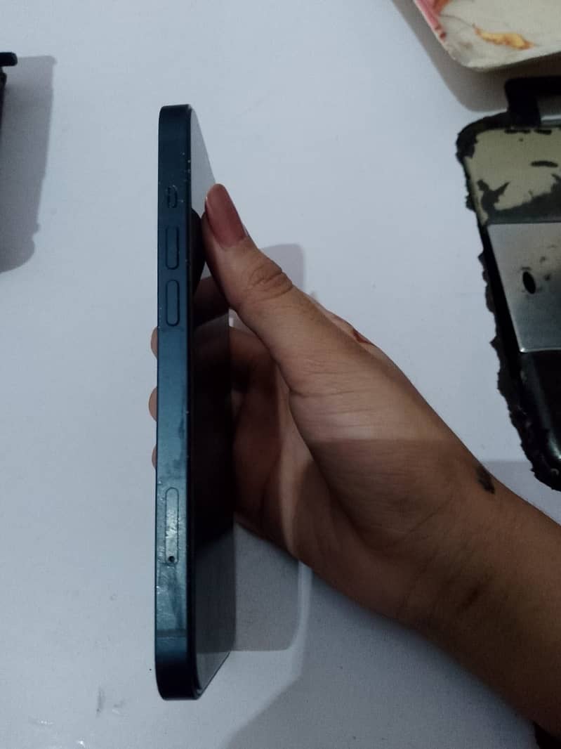 Apple iPhone 13 4