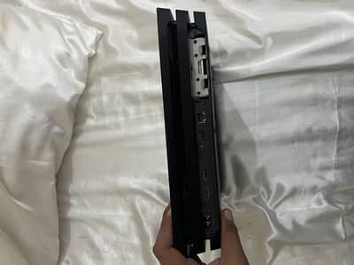 PS4 pro 1 tb in best condition and with 2 controllers and 4  games