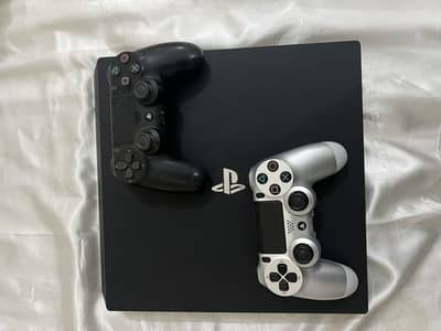 PS4 pro 1 tb in best condition and with 2 controllers and 4  games
