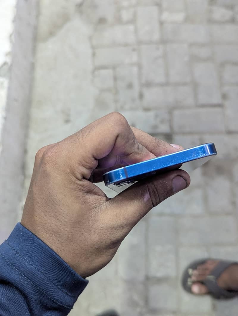 Apple iPhone 12 4