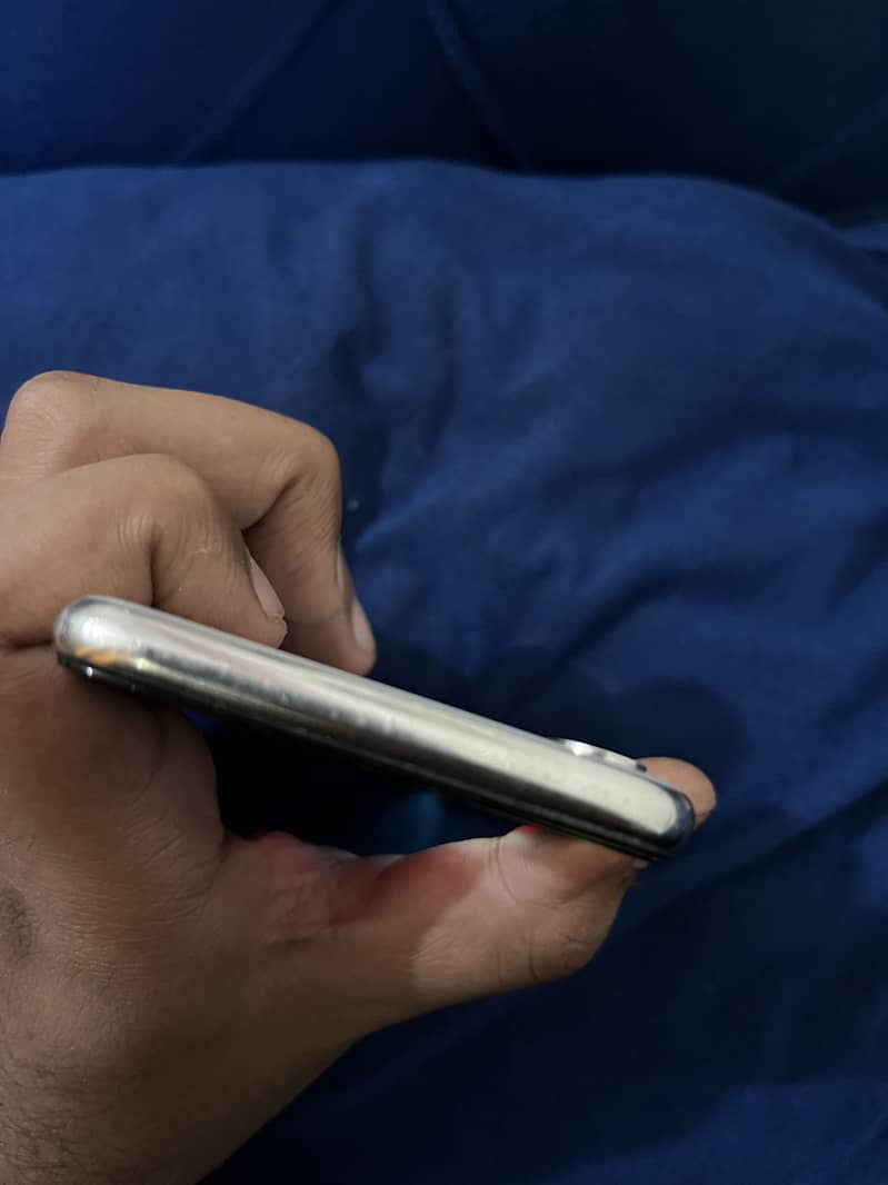 Apple iPhone X 4