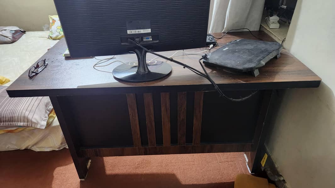 Computer/Study table with 2 drawers. 1