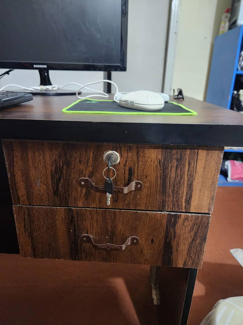 Computer/Study table with 2 drawers. 3