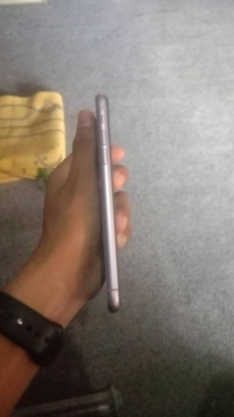 Apple iPhone 11 4