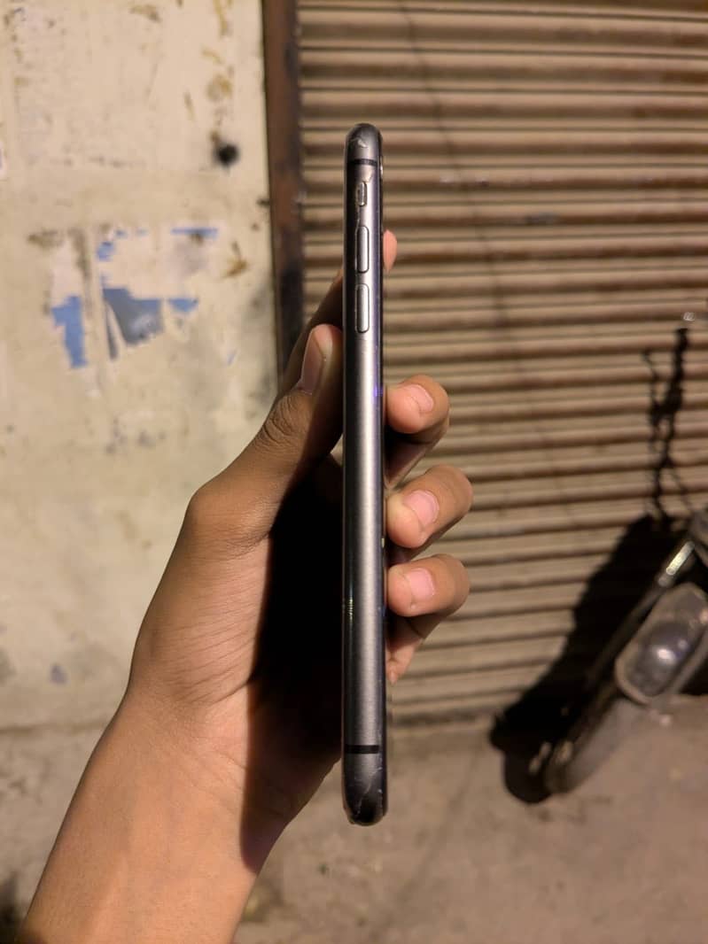 Apple iPhone 11 4