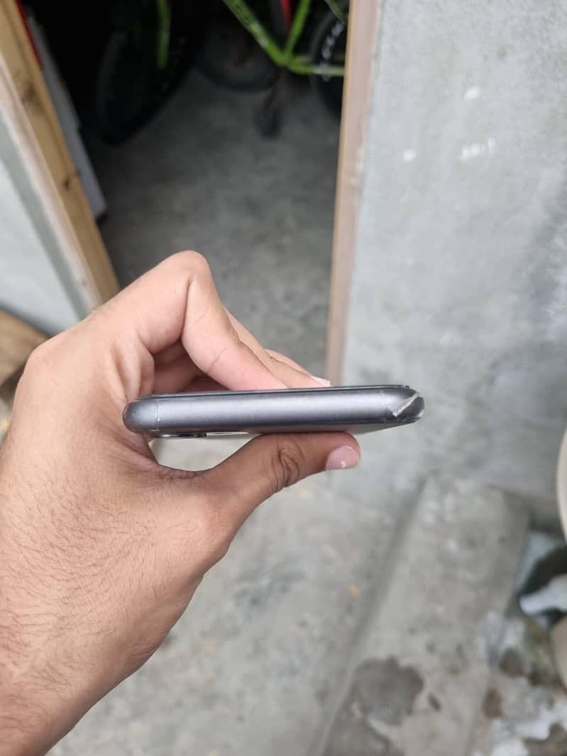 Apple iPhone 11 4