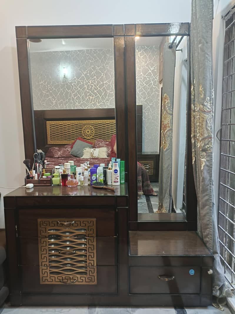Bedset with sidetables and dressing table 3