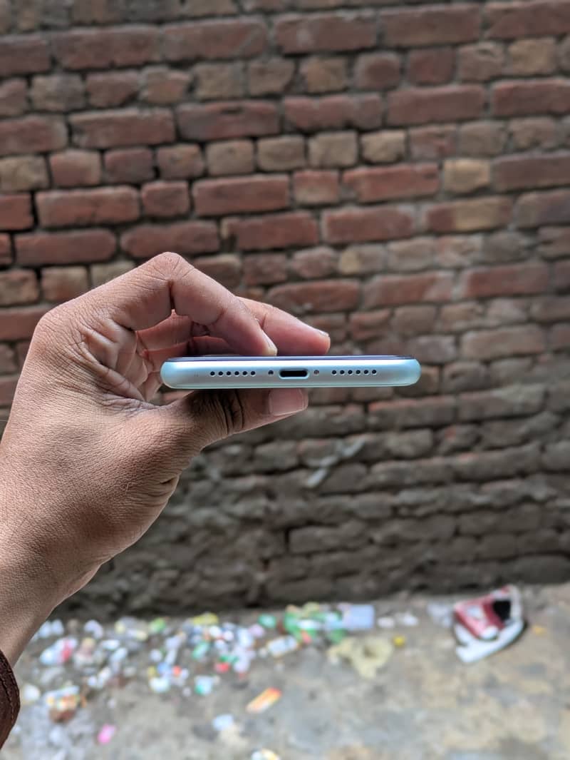 Apple iPhone 11 4