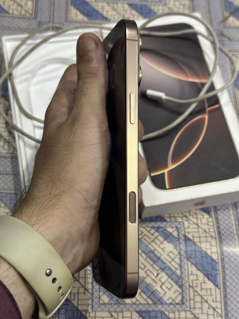 Apple iPhone 16 Pro Max 2
