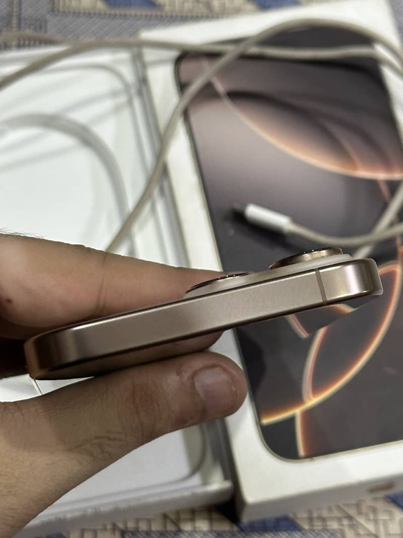 Apple iPhone 16 Pro Max 4