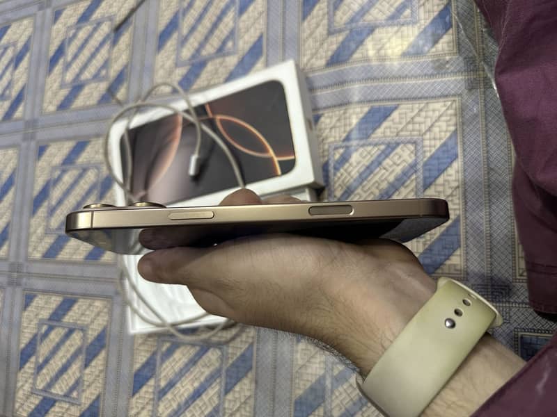 Apple iPhone 16 Pro Max 6