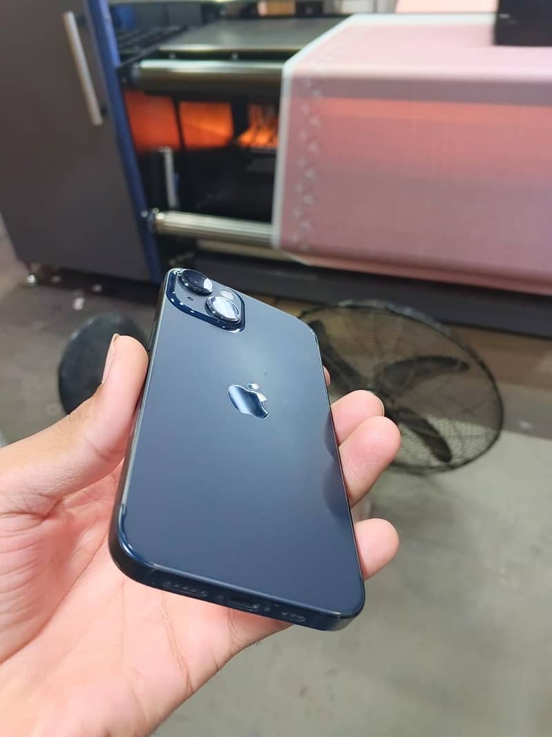 Apple iPhone 13 0