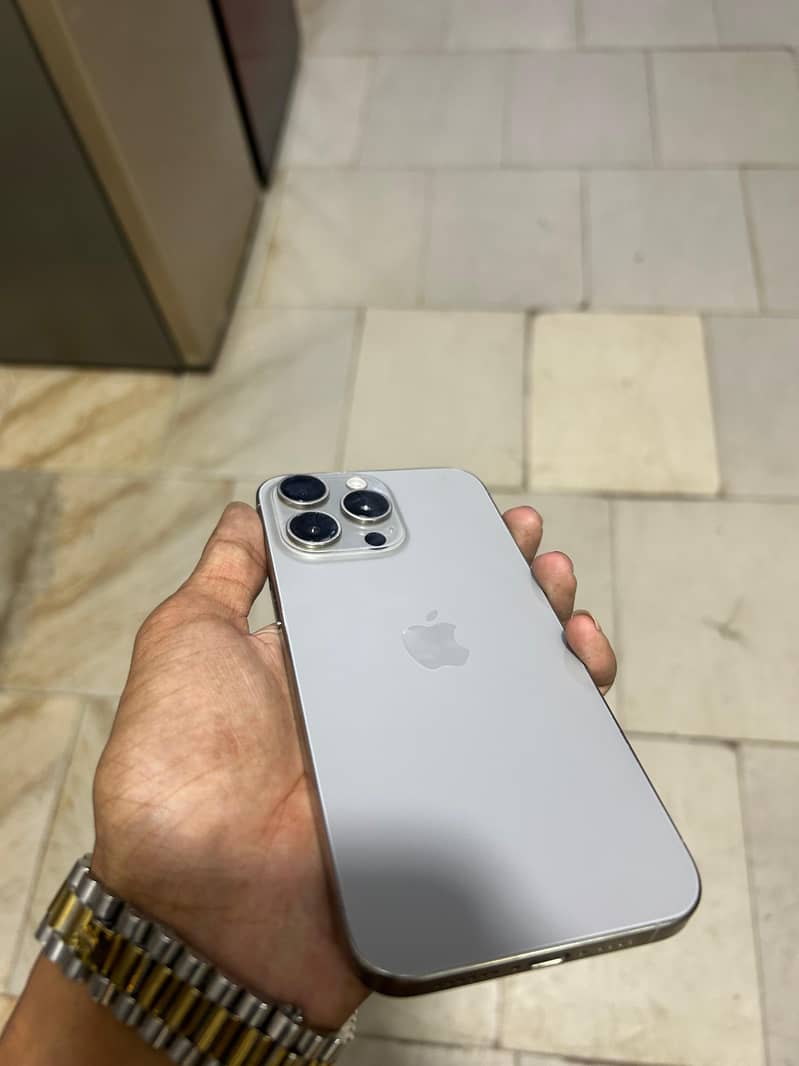 Apple iPhone 15 Pro Max 2
