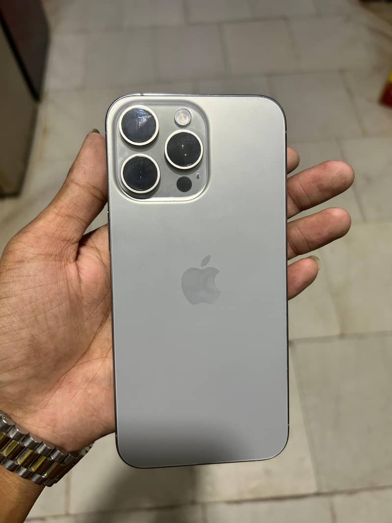 Apple iPhone 15 Pro Max 4
