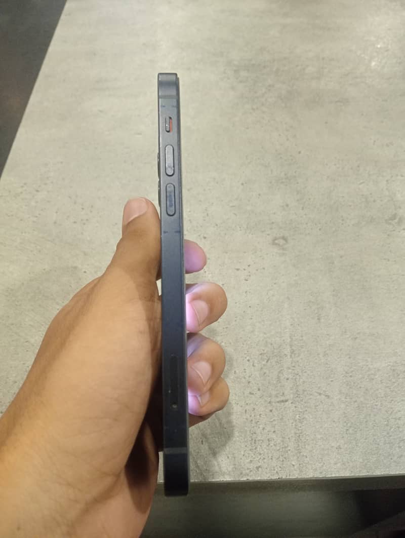 Apple iPhone 12 4
