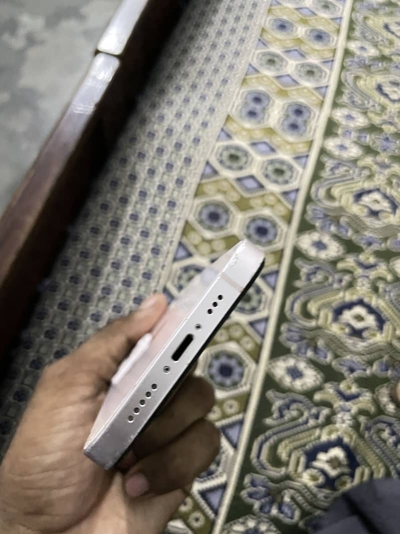 Apple iPhone 13 5