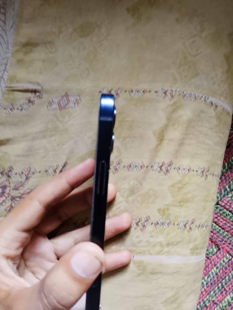 Apple iPhone 12 4