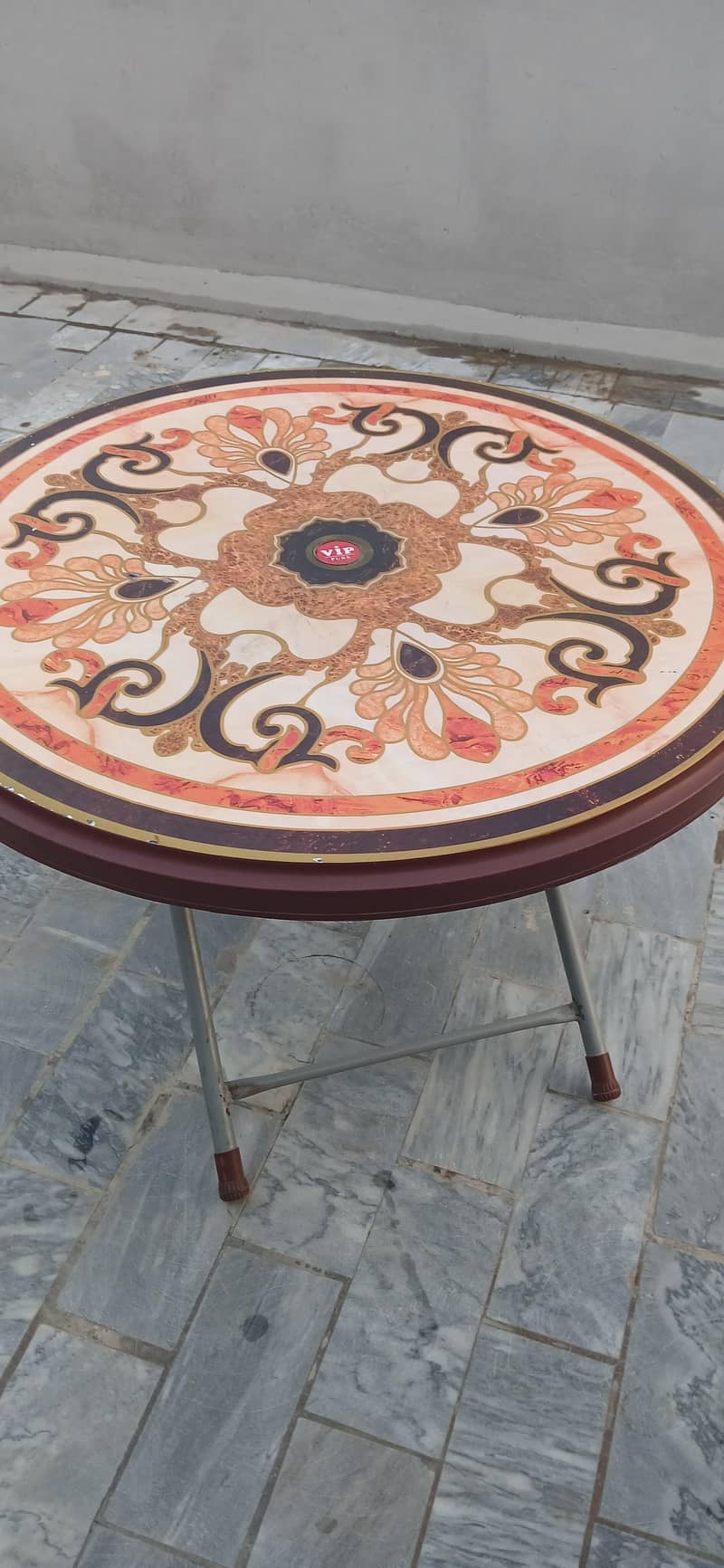 Boss elegant round table 1