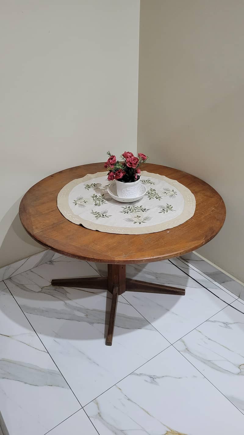 Oak Round Table 0