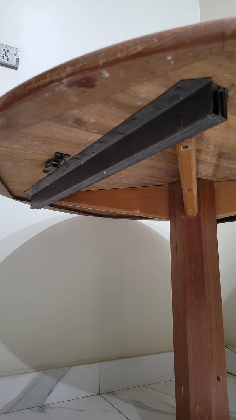 Oak Round Table 4
