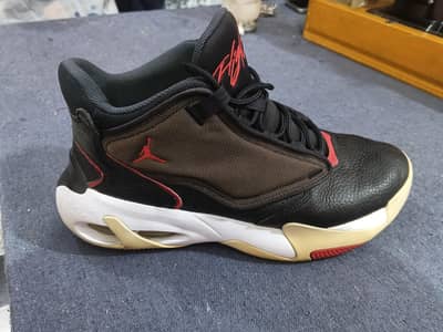Nike Air Jordan Max Aura 4 - Bred Color ( US - 11 )