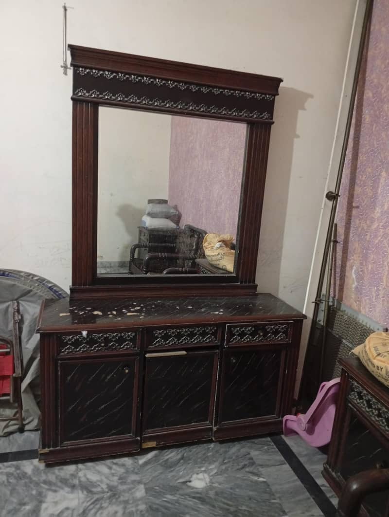 Showcase and Dressing Table 0