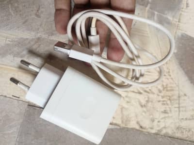 realme 33 w original box wala charger hai with cable
